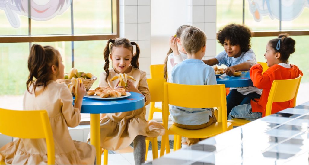 Infants dinant al menjador escolar